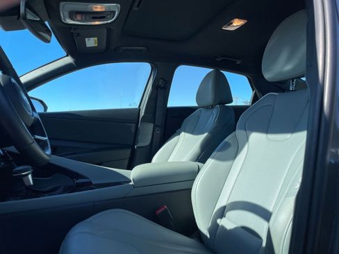 Used 2025 Hyundai Elantra Limited image 27