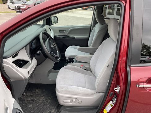 Used 2020 Toyota Sienna LE w/ LE Preferred Package FWD image 13