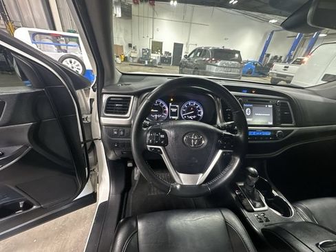 Used 2017 Toyota Highlander XLE AWD/4WD image 15