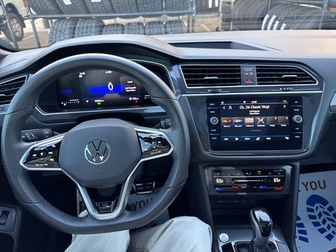 Used 2024 Volkswagen Tiguan SE R-Line image 31