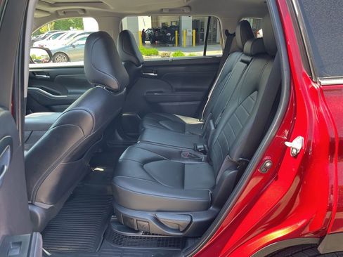 Used 2022 Toyota Highlander XLE AWD/4WD image 12