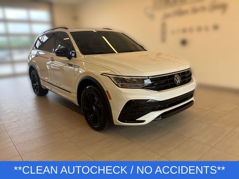 Used 2024 Volkswagen Tiguan SE R-Line AWD/4WD image 4