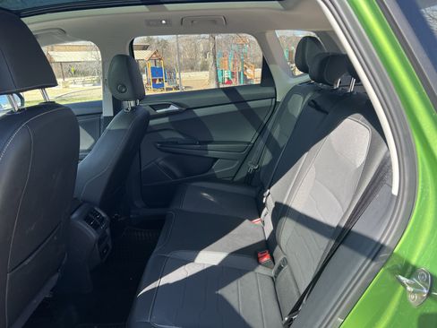 Certified 2025 Volkswagen Taos SE image 30