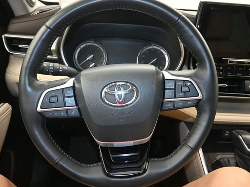 Used 2022 Toyota Highlander Platinum FWD image 13
