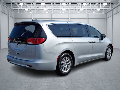 Used 2022 Chrysler Voyager LX FWD image 6