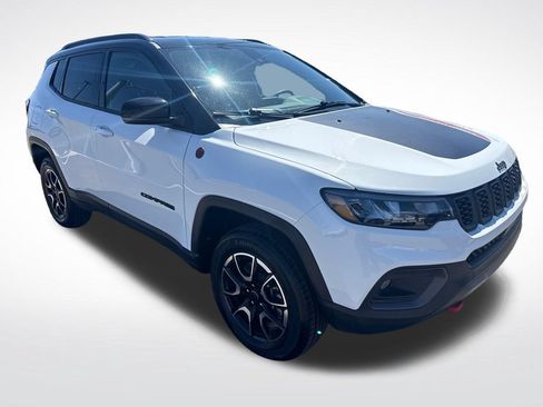 Used 2025 Jeep Compass Trailhawk AWD/4WD image 8