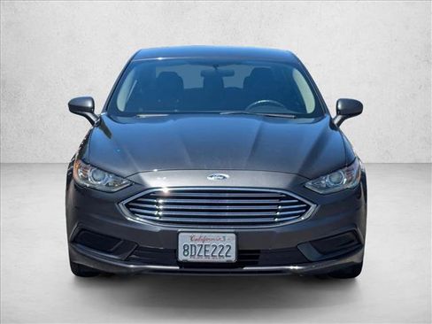Used 2018 Ford Fusion SE FWD image 2