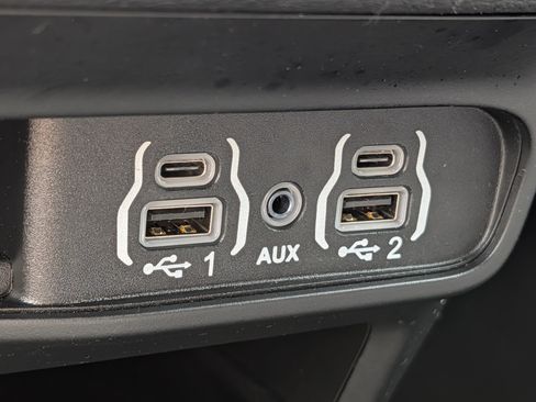Used 2024 Chrysler Pacifica Limited FWD image 31