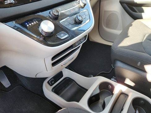 Used 2024 Chrysler Voyager LX FWD image 20