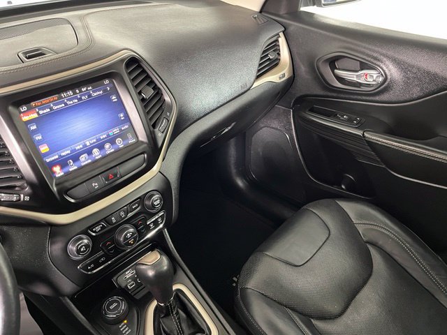 Used 2017 Jeep Cherokee Limited w/ Luxury Group AWD/4WD image 33