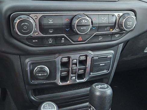 Used 2018 Jeep Wrangler Unlimited Sahara AWD/4WD image 26