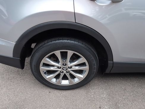 Used 2017 Toyota RAV4 Limited AWD/4WD image 4