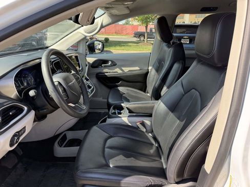 Used 2024 Chrysler Pacifica Touring-L FWD image 14
