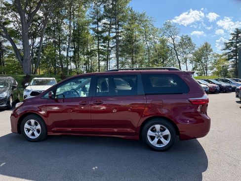 Used 2019 Toyota Sienna LE image 10