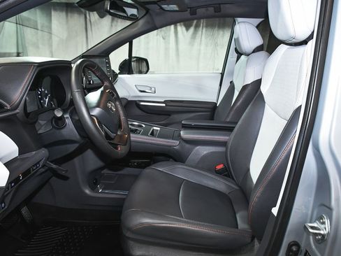 Used 2024 Toyota Sienna XSE image 9