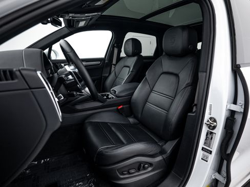 Certified 2022 Porsche Cayenne Platinum Edition image 5