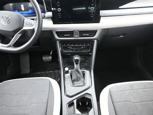 Used 2025 Volkswagen Taos SE FWD image 15