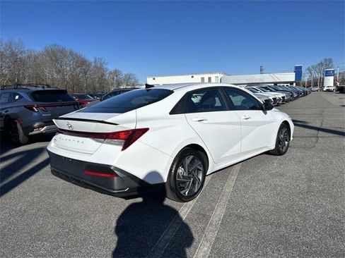 Used 2025 Hyundai Elantra Sport image 3