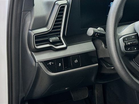 Used 2025 Kia Sportage LX image 17