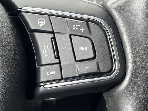 Used 2020 Jaguar F-PACE Premium image 22