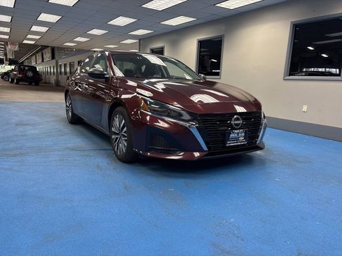 Used 2024 Nissan Altima 2.5 SV FWD image 1