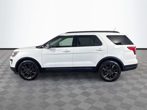Used 2018 Ford Explorer XLT w/ Equipment Group 202A FWD image 4