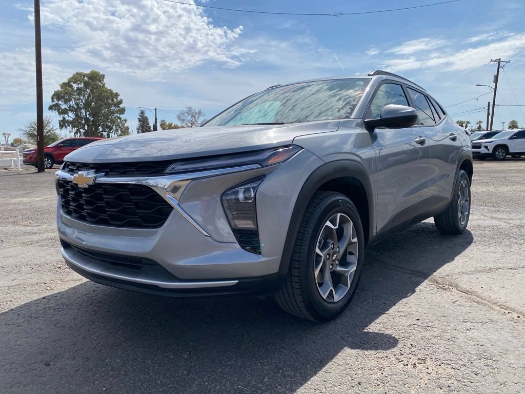 Used 2025 Chevrolet Trax LT FWD image 2