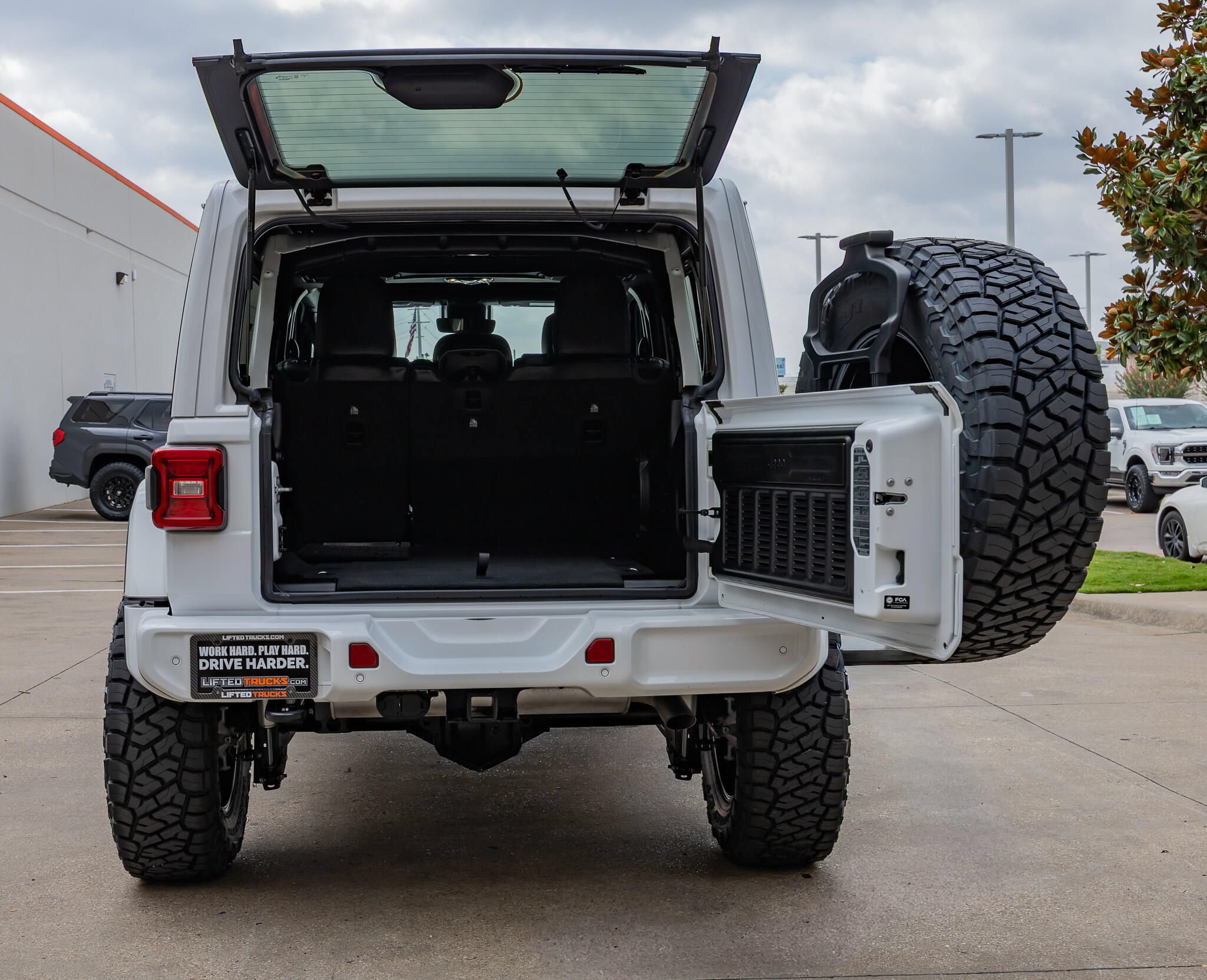 Used 2022 Jeep Wrangler Unlimited Sahara AWD/4WD image 9
