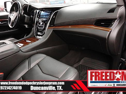 Used 2019 Cadillac Escalade Luxury AWD/4WD image 12
