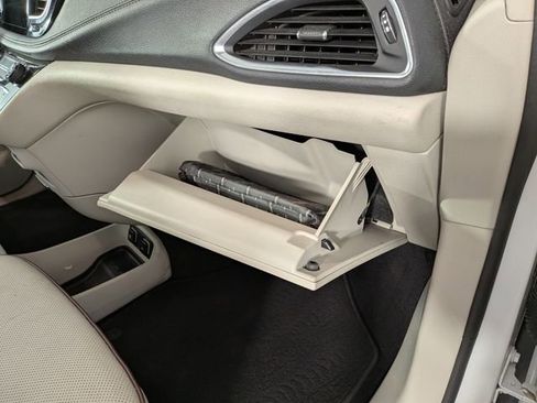 Used 2019 Chrysler Pacifica Limited image 35