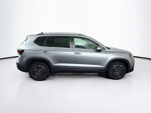 Used 2025 Volkswagen Taos SE FWD image 10