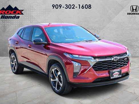 Used 2024 Chevrolet Trax RS w/ Driver Confidence Package FWD image 3