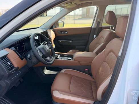 New 2026 Nissan Pathfinder Platinum image 9