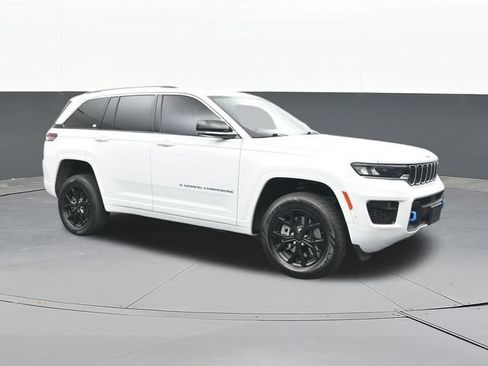 Used 2023 Jeep Grand Cherokee Overland w/ Luxury Tech Group IV AWD/4WD image 18