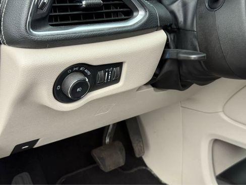 Used 2023 Chrysler Pacifica Limited FWD image 14