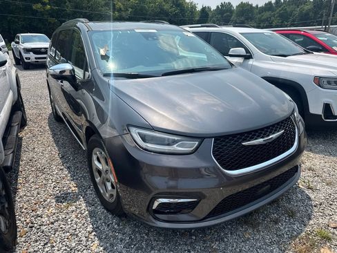 Used 2023 Chrysler Pacifica Limited FWD image 2