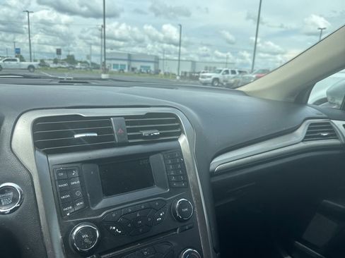 Used 2018 Ford Fusion SE FWD image 10