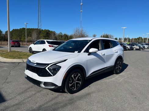 Used 2025 Kia Sportage EX image 3