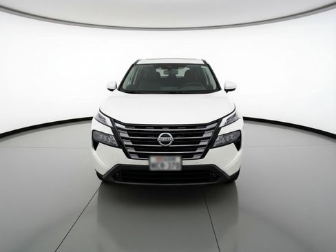 Used 2025 Nissan Rogue SV image 2