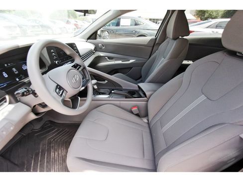 Used 2025 Hyundai Elantra SE FWD image 15
