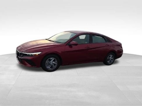 Used 2025 Hyundai Elantra SE image 4