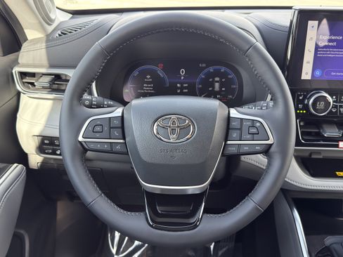 New 2026 Toyota Highlander Platinum image 33