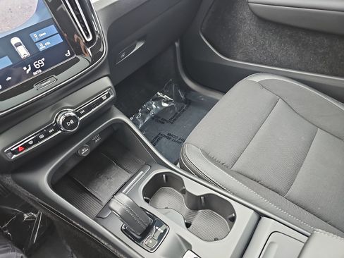 Used 2020 Volvo XC40 T5 Momentum image 25