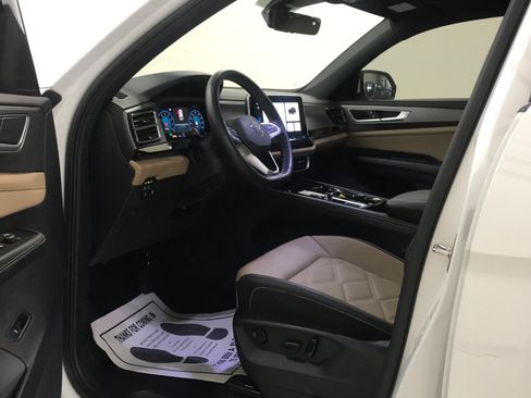 Used 2024 Volkswagen Atlas Cross Sport SE FWD image 9