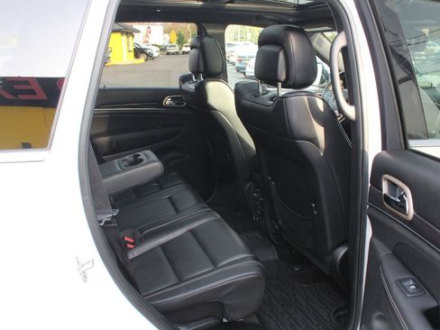 Used 2017 Jeep Grand Cherokee Overland image 16