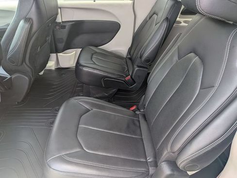 Used 2022 Chrysler Pacifica Touring-L AWD/4WD image 25