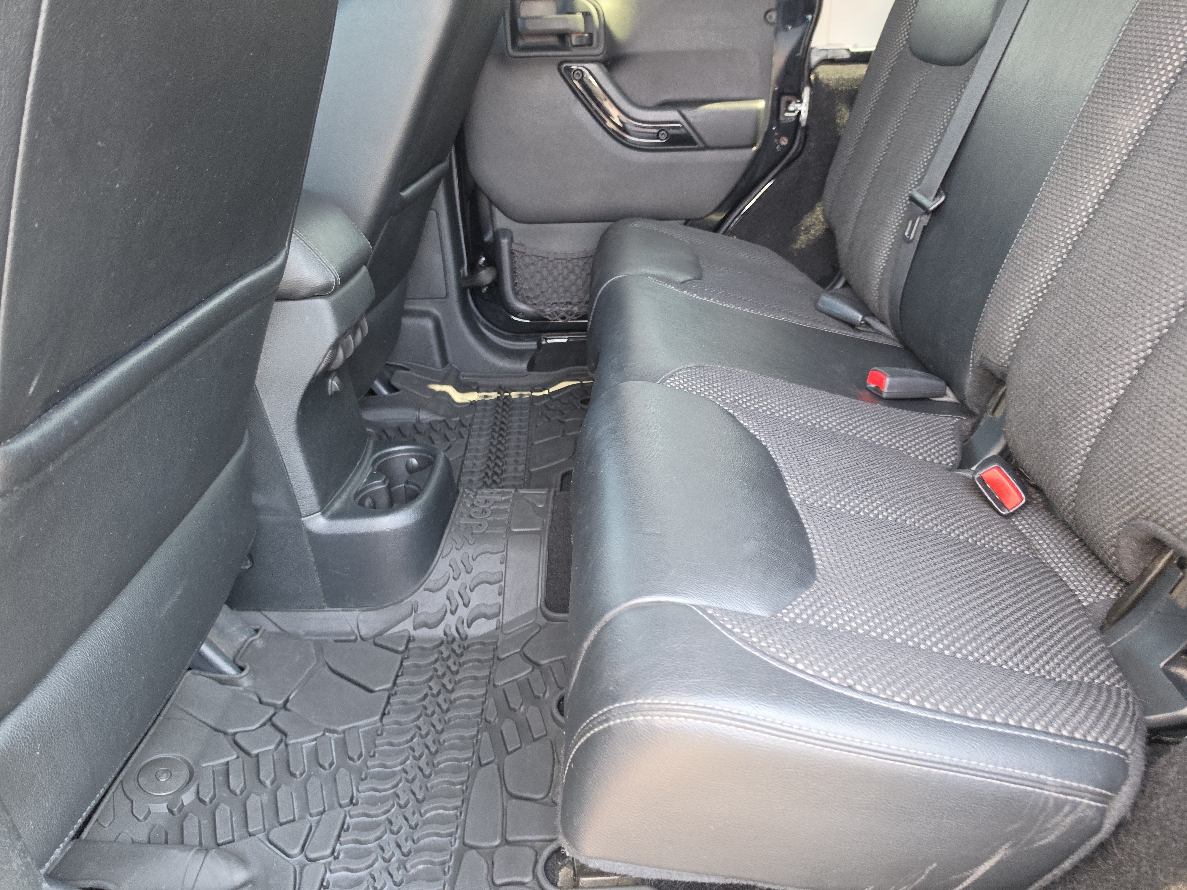 Used 2016 Jeep Wrangler Unlimited Sahara AWD/4WD image 10