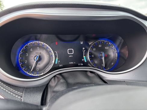 Used 2025 Chrysler Pacifica Limited FWD image 45