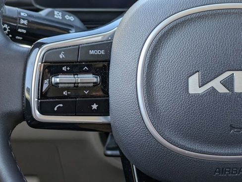 Used 2025 Kia Carnival FWD image 20