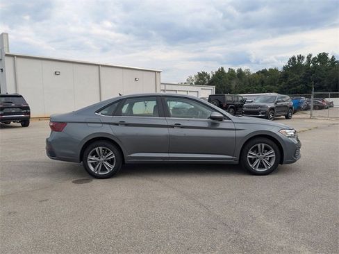 Used 2024 Volkswagen Jetta SE image 2